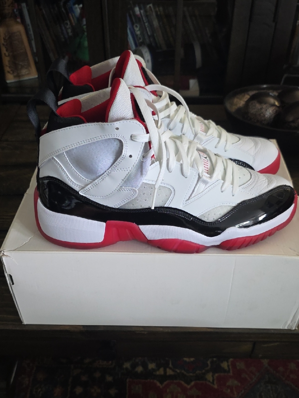 Jordan Men's White/Red/Black Retro Basketball Shoes - Picture 4 of 5